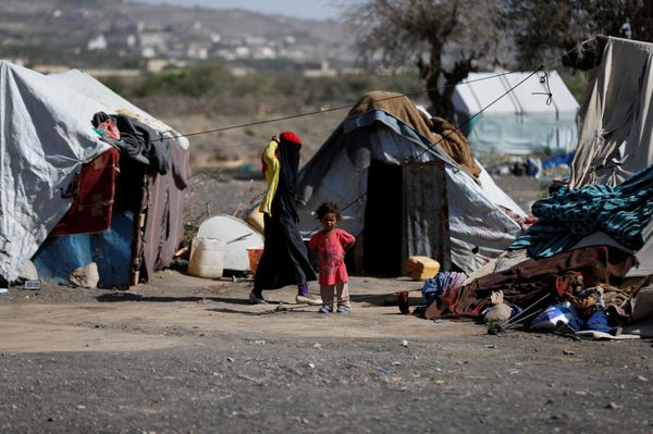 A woman walks past a child at a camp for people displaced by the war, near Sanaa, Yemen April 25, 2017 - Sputnik International