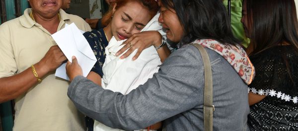 Jiranuch Trirat holds up the body of her 11-month-old daughter who was killed by her father, at a hospital in Phuket. Jiranuch Trirat holds up the body of her 11-month-old daughter who was killed by her father, at a hospital in Phuket. - Sputnik International