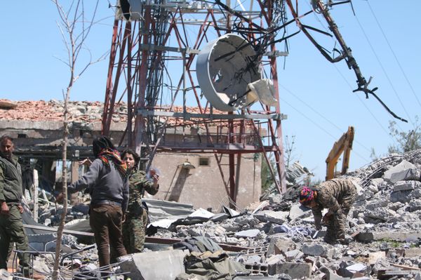 Fighters from the Kurdish People's Protection Units (YPG) inspect the damage at their headquarters after it was hit by Turkish airstrikes in Mount Karachok near Malikiya, Syria April 25, 2017 Fighters from the Kurdish People's Protection Units (YPG) inspect the damage at their headquarters after it was hit by Turkish airstrikes in Mount Karachok near Malikiya, Syria April 25, 2017 - Sputnik International