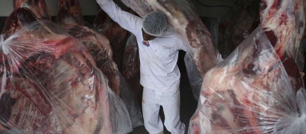 A man delivers sides of beaf to meat to a butcher shop in Brasilia, Brazil, Monday, March 20, 2017 - Sputnik International
