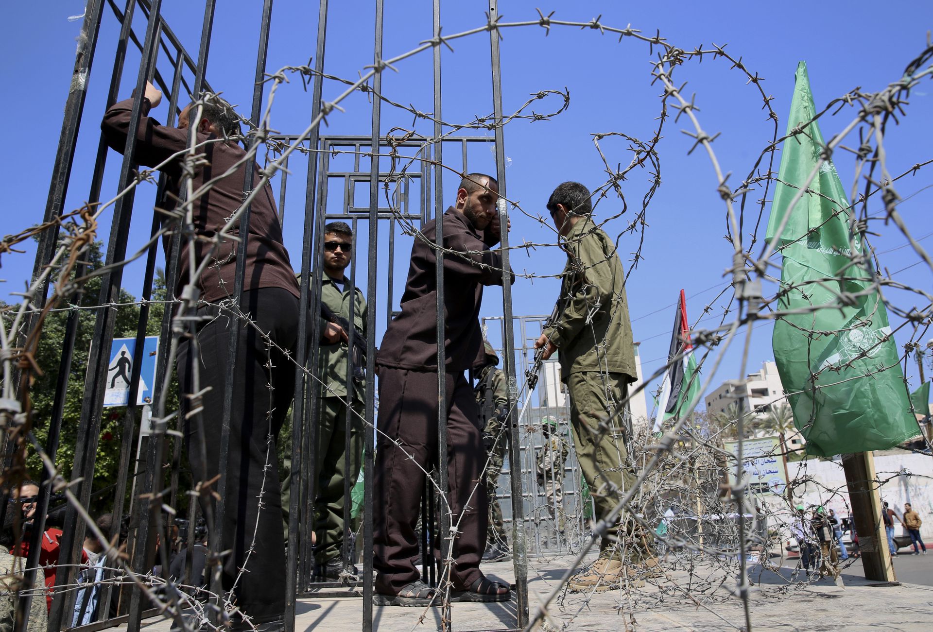 Masked militants from the Izzedine al-Qassam Brigades, a military wing of Hamas, stand guard near a mockup of a prison cell during a rally marking Palestinian prisoners Day, in Gaza City, Monday, April 17, 2017 - Sputnik International, 1920, 25.07.2022