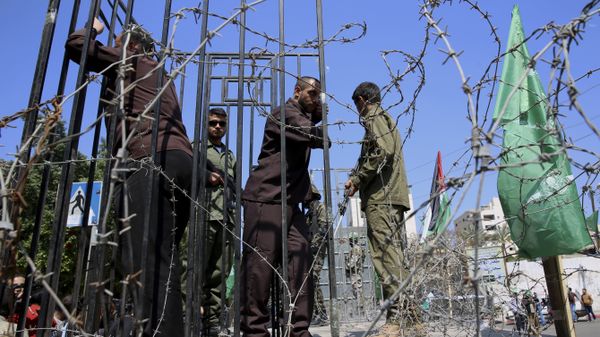 Masked militants from the Izzedine al-Qassam Brigades, a military wing of Hamas, stand guard near a mockup of a prison cell during a rally marking Palestinian prisoners Day, in Gaza City, Monday, April 17, 2017 - Sputnik International