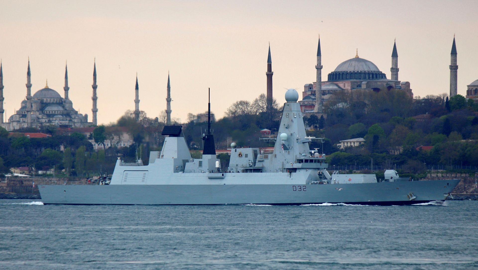 British Royal Navy destroyer HMS Daring sets sail on its way to the Black Sea, in Istanbul, Turkey, April 24, 2017 British Royal Navy destroyer HMS Daring sets sail on its way to the Black Sea, in Istanbul, Turkey, April 24, 2017 - Sputnik International, 1920, 19.05.2021