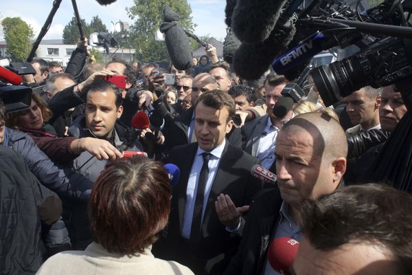 French centrist presidential election candidate Emmanuel Macron, center, talks to workers at the Whirlpool home appliance factory, Wednesday April 26, 2017 in Amiens, northern France - Sputnik International