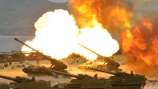 KPA self-propelled artillery in action - Sputnik International