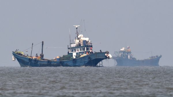 Chinese fishing boats in neutral waters - Sputnik International