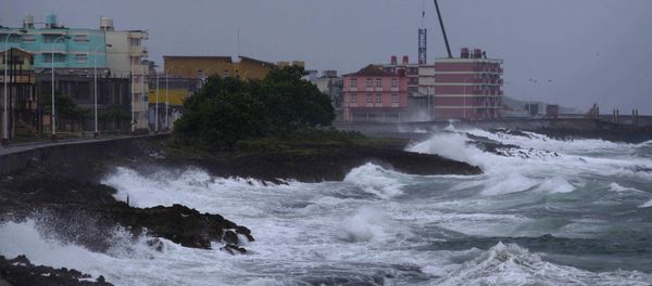 Waves crash against a seawall in Baracoa, Cuba, Tuesday, Oct. 4, 2016 - Sputnik International