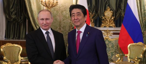 Russian President Putin and Japanese PM Abe Hold Joint Presser in Moscow Russian President Putin and Japanese PM Abe Hold Joint Presser in Moscow - Sputnik International