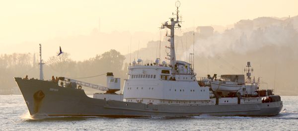 Russian Navy's reconnaissance ship Liman of the Black Sea fleet sails in the Bosphorus, on its way to the Mediterranean Sea, in Istanbul, Turkey, November 18, 2015 - Sputnik International