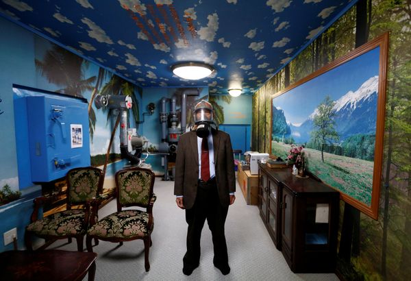 Seiichiro Nishimoto, CEO of Shelter Co., poses wearing a gas mask at a model room for the company's nuclear shelters in the basement of his house in Osaka, Japan April 26, 2017 Seiichiro Nishimoto, CEO of Shelter Co., poses wearing a gas mask at a model room for the company's nuclear shelters in the basement of his house in Osaka, Japan April 26, 2017 - Sputnik International