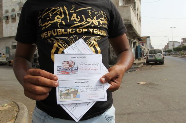 A man displays leaflets dropped by Saudi-led coalition's air force on the Red Sea port city of Hodeidah, Yemen April 26, 2017. The leaflets read: Our forces of legitimacy are heading to liberate Hodeidah and end the suffering of our gracious Yemeni people. Join your legitimate government in favor of the free and happy Yemen! - Sputnik International