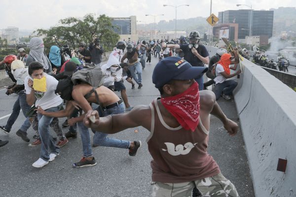 Anti-government protesters throw stones from a highway overpass at a passing police patrol in Caracas, Venezuela, Monday, April 24, 2017 Anti-government protesters throw stones from a highway overpass at a passing police patrol in Caracas, Venezuela, Monday, April 24, 2017 - Sputnik International
