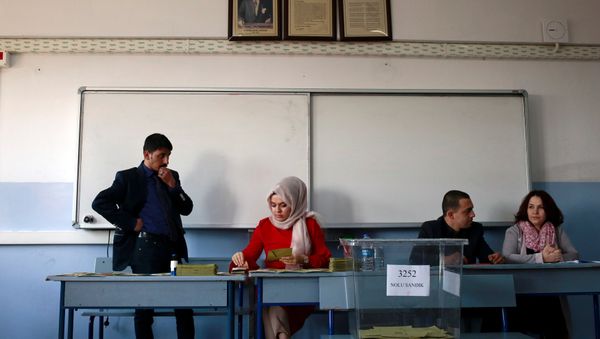 Election officials work at a polling station during a referendum at the Uskudar district in Istanbul, Turkey, April 16, 2017 Election officials work at a polling station during a referendum at the Uskudar district in Istanbul, Turkey, April 16, 2017 - Sputnik International