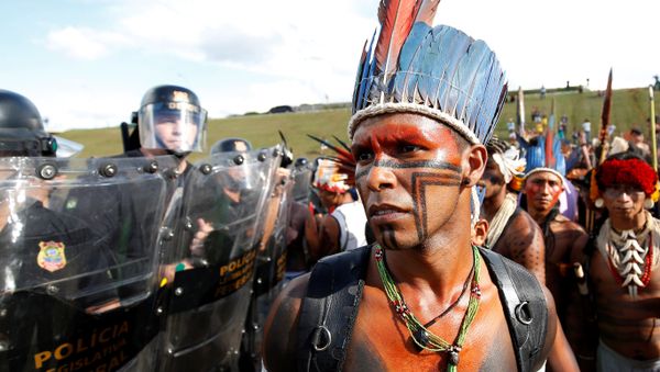 Brazilian Indians take part in a demonstration against the violation of indigenous people's rights, in Brasilia, Brazil April 25, 2017.  - Sputnik International