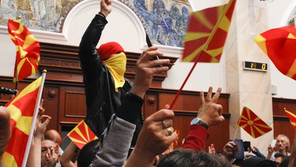 Protesters entered Macedonia's parliament after the governing Social Democrats and ethnic Albanian parties voted to elect an Albanian as parliament speaker in Skopje. Macedonia April 27, 2017 - Sputnik International