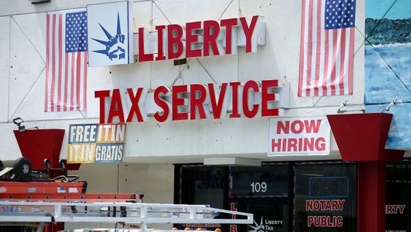 A tax preparation office is pictured in Los Angeles, California, U.S., April 26, 2017 - Sputnik International