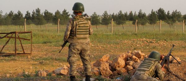 Turkish soldiers stand guard in the border town of Akcakale on the Turkish-Syrian border in Sanliurfa province, Turkey, April 27, 2017 - Sputnik International