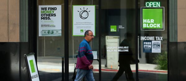 A pedestrian walks past a H&R Block tax office in Los Angeles, California, U.S., April 26, 2017 - Sputnik International