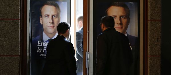 Staff members set up the hall before Emmanuel Macron, head of the political movement En Marche !, or Onwards !, and candidate for the 2017 presidential election, attends a campaign rally in Chatellerault, France, April 28, 2017 - Sputnik International
