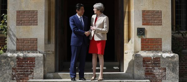 Britain's Prime Minister Theresa May welcomes Prime Minister Shinzo Abe of Japan to Chequers near Wendover, England, Friday, April 28, 2017 - Sputnik International