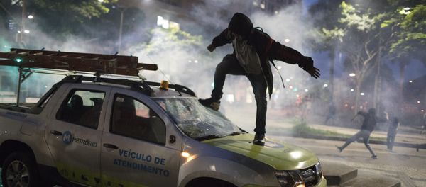 A demonstrator breaks the windshield of a truck that belongs to a subway maintenance crew after clashes with police broke out during a general strike in Rio de Janeiro, Brazil, Friday, April 28, 2017. A demonstrator breaks the windshield of a truck that belongs to a subway maintenance crew after clashes with police broke out during a general strike in Rio de Janeiro, Brazil, Friday, April 28, 2017. - Sputnik International