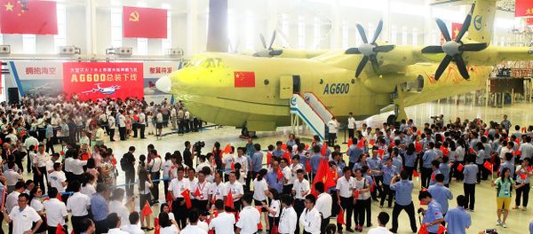 This picture taken on July 23, 2016 shows a crowd at a ceremony to unveil the AG600 amphibious plane in Zhuhai, in south China's Guangdong Province. - Sputnik International