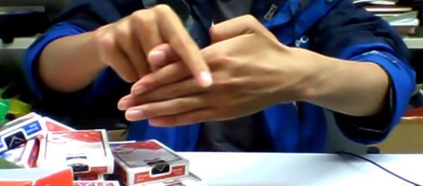 Guy takes thumb trick to a whole new level Guy takes thumb trick to a whole new level - Sputnik International