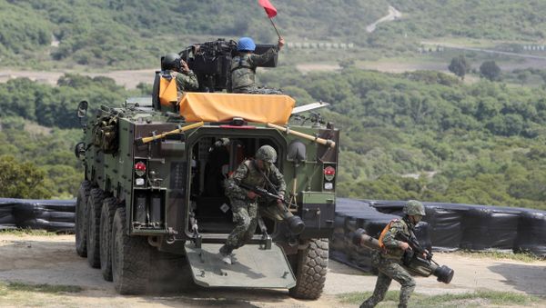 Taiwanese soldiers carrying anti-tank Apilas weapons exit a CM33 Fighting Vehicle during the annual Han Kuang exercises. (File) - Sputnik International