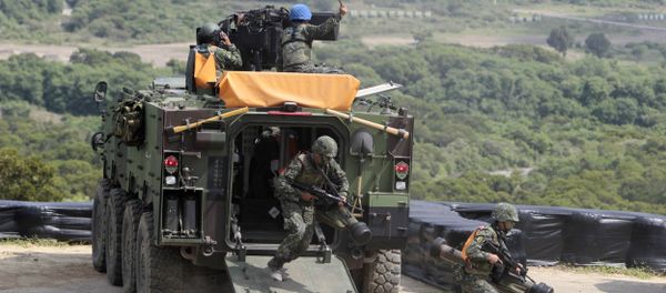 Taiwanese soldiers carrying anti-tank Apilas weapons exit a CM33 Fighting Vehicle during the annual Han Kuang exercises. (File) - Sputnik International
