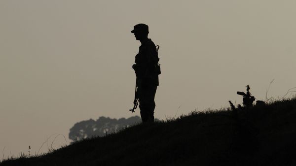 A Pakistan army soldier stands guard at hilltop post at a forward area on the Line of Control (LOC), that divides Kashmir between Pakistan and India. (File) A Pakistan army soldier stands guard at hilltop post at a forward area on the Line of Control (LOC), that divides Kashmir between Pakistan and India. (File) - Sputnik International