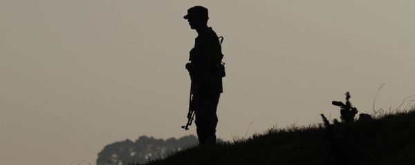 A Pakistan army soldier stands guard at hilltop post at a forward area on the Line of Control (LOC), that divides Kashmir between Pakistan and India. (File) - Sputnik International