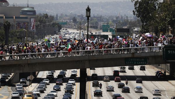 Thousands of protesters march over the 110 Freeway during a May Day rally Monday, May 1, 2017, in Los Angeles. - Sputnik International