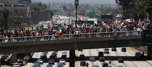 Thousands of protesters march over the 110 Freeway during a May Day rally Monday, May 1, 2017, in Los Angeles. - Sputnik International