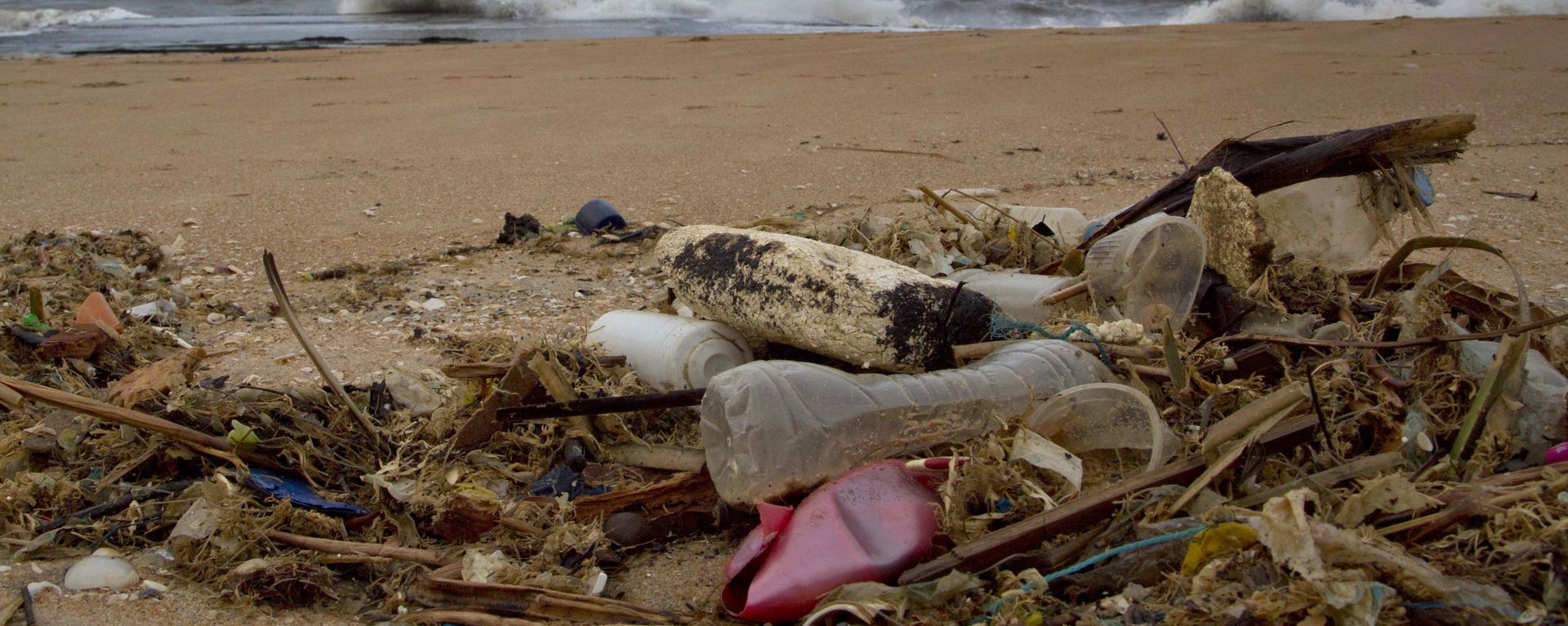 In this Aug. 13, 2015 photo, a plastic bottle lies among other debris washed ashore on the Indian Ocean beach in Uswetakeiyawa, north of Colombo, Sri Lanka. For years along the Cornish coast of Britain, Atlantic Ocean currents have carried thousands of Lego pieces onto the beaches. In Kenya, cheap flip-flop sandals are churned relentlessly in the Indian Ocean surf, until finally being spit out onto the sand. In Bangladesh, fishermen are haunted by floating corpses that the Bay of Bengal sometimes puts in their path. And now, perhaps, the oceans have revealed something else: parts of Malaysian Airlines Flight 370, the jetliner that vanished 17 months ago with 239 people on board.  - Sputnik International, 1920, 29.04.2022