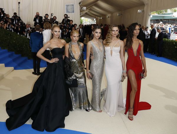 Met Gala 2017: Celebrities Show Off Jaw-Dropping Red Carpet Looks - Sputnik International