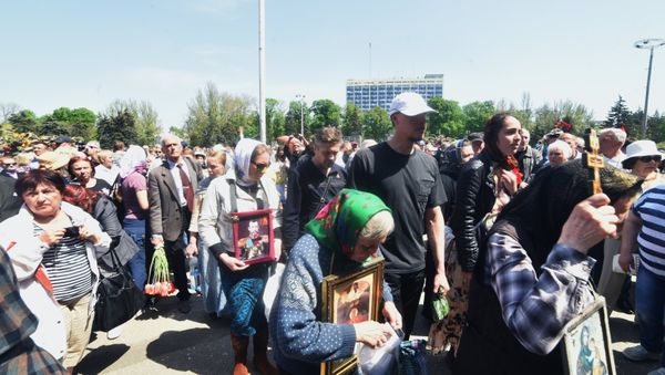 People on Kulikovo Polye Square remember those killed in a May 2, 2014 fire at the local House of Trade Unions People on Kulikovo Polye Square remember those killed in a May 2, 2014 fire at the local House of Trade Unions - Sputnik International