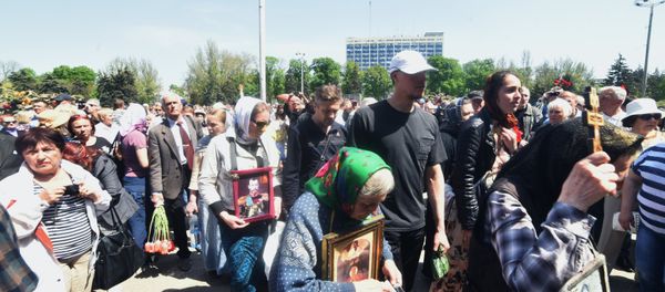 People on Kulikovo Polye Square remember those killed in a May 2, 2014 fire at the local House of Trade Unions - Sputnik International