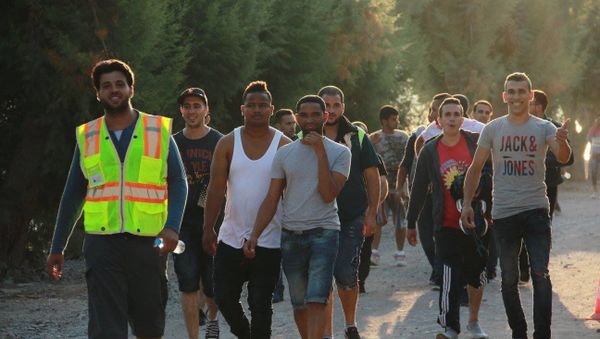 Refugees helping other refugees find safety. - Sputnik International