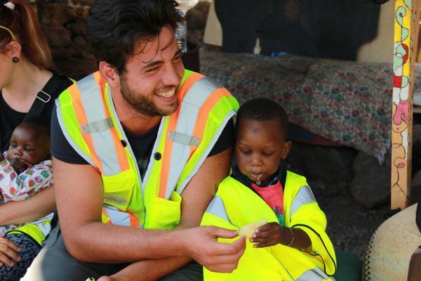 Refugee Sets Up NGO in Greece and Helps Others After Swimming There From Turkey Refugee Sets Up NGO in Greece and Helps Others After Swimming There From Turkey - Sputnik International