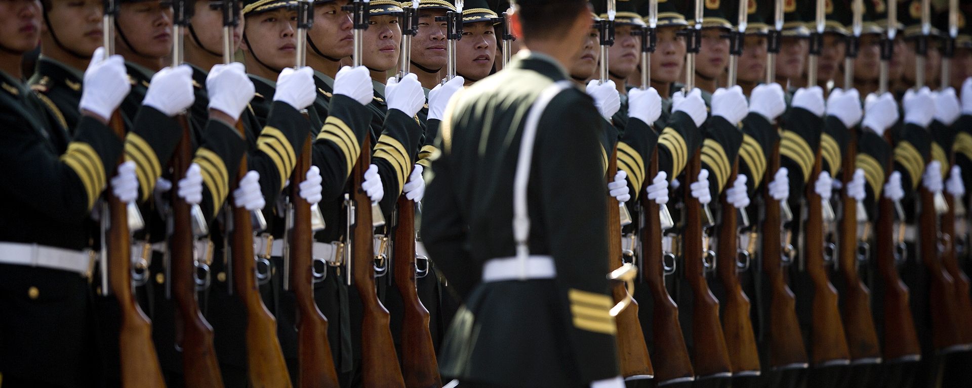 A Chinese People's Liberation Army soldier watches the position of members of a guard of honor as they prepare for a welcome ceremony for visiting Indian Prime Minister Manmohan Singh, outside the Great Hall of the People in Beijing Wednesday, Oct. 23, 2013.  - Sputnik International, 1920, 08.07.2022