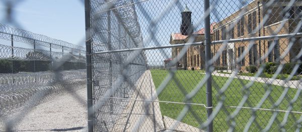 Fences and barbed wire at the entrance of the El Reno Federal Correctional Institution in El Reno, Oklahoma. (File) Fences and barbed wire at the entrance of the El Reno Federal Correctional Institution in El Reno, Oklahoma. (File) - Sputnik International