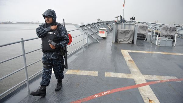 An US Navy officer walks on deck at the USS cruiser Vella Gulf missile cruiser. (File) - Sputnik International