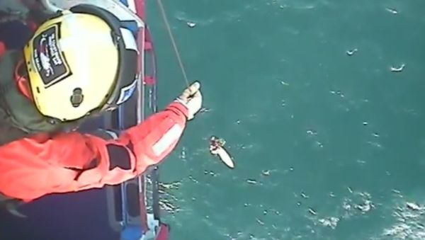 Dramatic moment surfer is plucked from the water after 30 hours at sea - Sputnik International