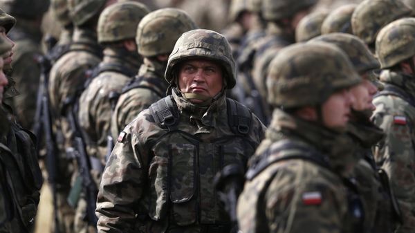 Polish soldiers attend welcoming ceremony for U.S.-led NATO troops at polygon near Orzysz, Poland, April 13, 2017 - Sputnik International