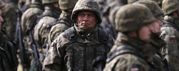 Polish soldiers attend welcoming ceremony for U.S.-led NATO troops at polygon near Orzysz, Poland, April 13, 2017 - Sputnik International