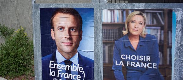 New official posters for the candidates for the 2017 French presidential election, Emmanuel Macron (L), head of the political movement En Marche !, or Onwards !, and Marine Le Pen (R), French National Front (FN) political party leader, are displayed in Fontaines-sur-Saone, near Lyon, France, April 30, 2017 - Sputnik International
