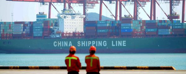 Chinese workers stand on a pier before a cargo ship at a port in Qingdao, east China's Shandong province on April 13, 2017 - Sputnik International