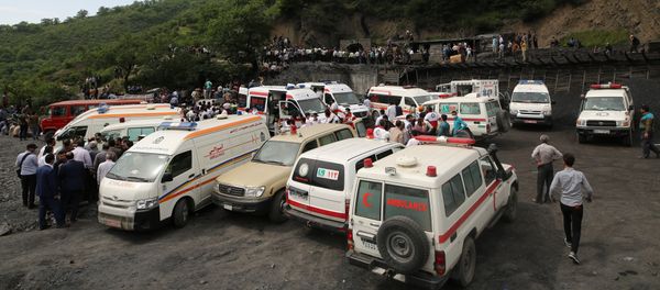 Rescue workers gather at the scene following an explosion in a coal mine in Azadshahr, in northern Iran, leaving dozens of miners trapped on May 3, 2017 - Sputnik International