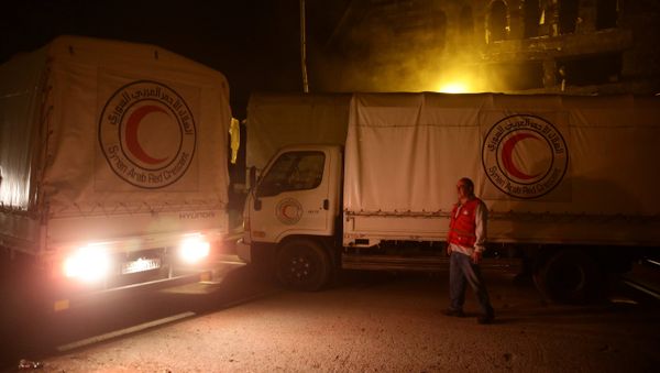 An aid convoy of food and medical supplies reaches the rebel-held besieged Syrian town of Douma, Damascus, Syria May 3, 2017 - Sputnik International
