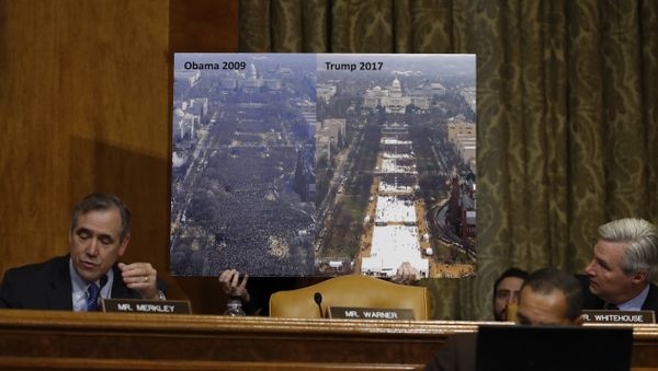 a photograph that shows and compares Inauguration crowd sizes between 2009 and 2017 - Sputnik International